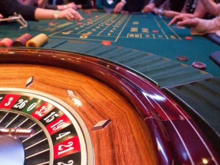 Gambling Etiquette: Do’s and Don’ts at the Casino